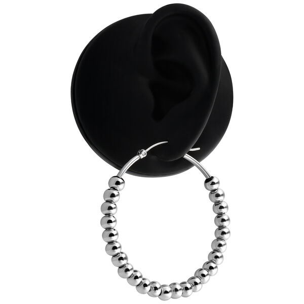 Pendientes plateados estilo aro con diseño de burbujas sobre fondo negro