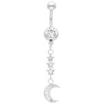 Piercing all'ombelico con ciondolo a forma di luna d'argento e stelle su sfondo bianco