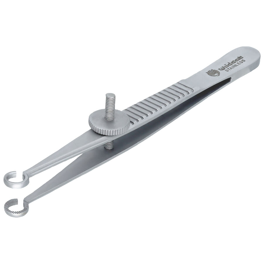 Pinzetta Chalazion in acciaio chirurgico con taglio su sfondo bianco