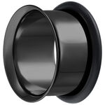 Túnel negro de piercing de acero quirúrgico sobre fondo blanco